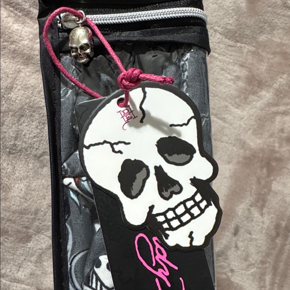 Ed Hardy 6-Piece Queen Sheet Set w/ a grey background of chains & other tattoos - Picture 7 of 10